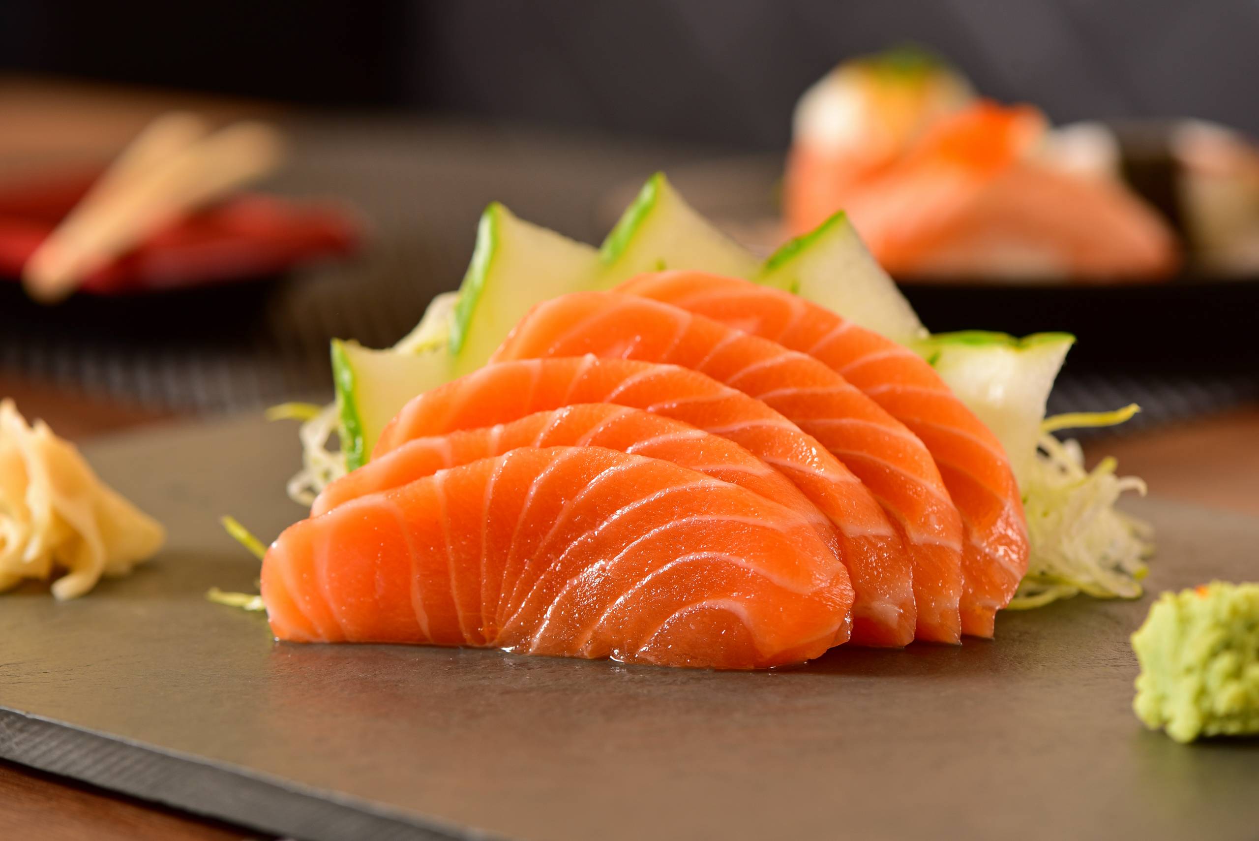 SALMÓN AHUMADO ESTILO SASHIMI CON SALSA TÁRTARA - La Balinesa